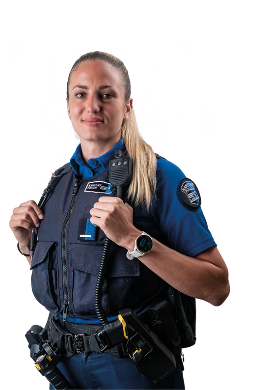 Portraitaufnahme junge Polizistin Anina
