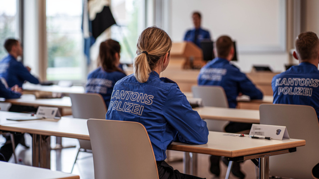kantonspolizei-aargau-bewerbung-ausbildung Klassenzimmer mit Aspirantinnen und Aspiranten