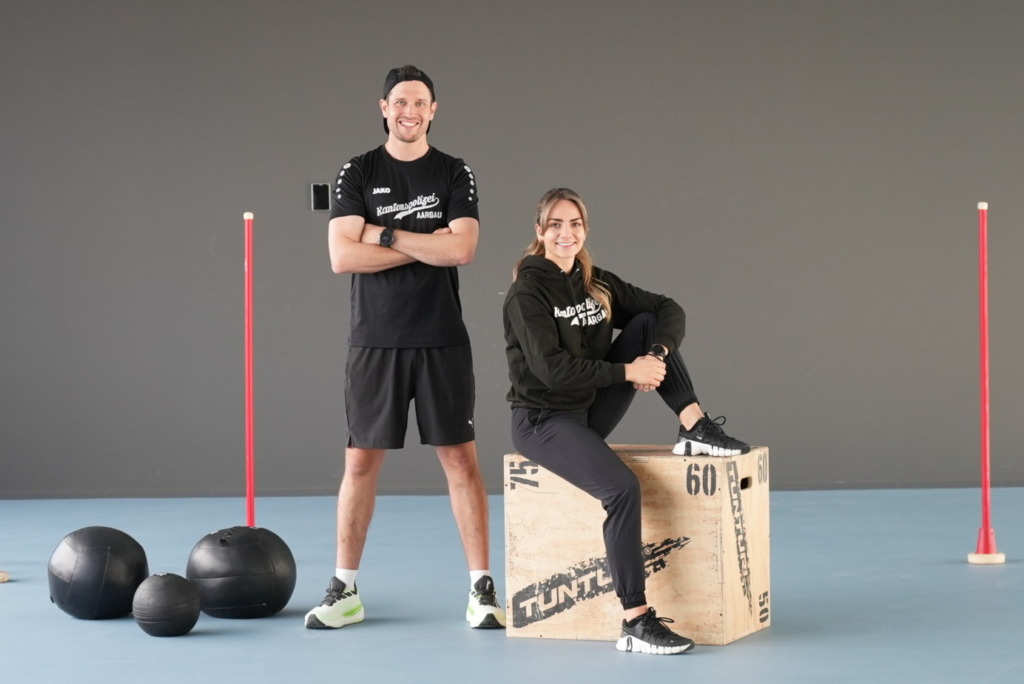 Junger Mann und junge Frau in Sportbekleidung